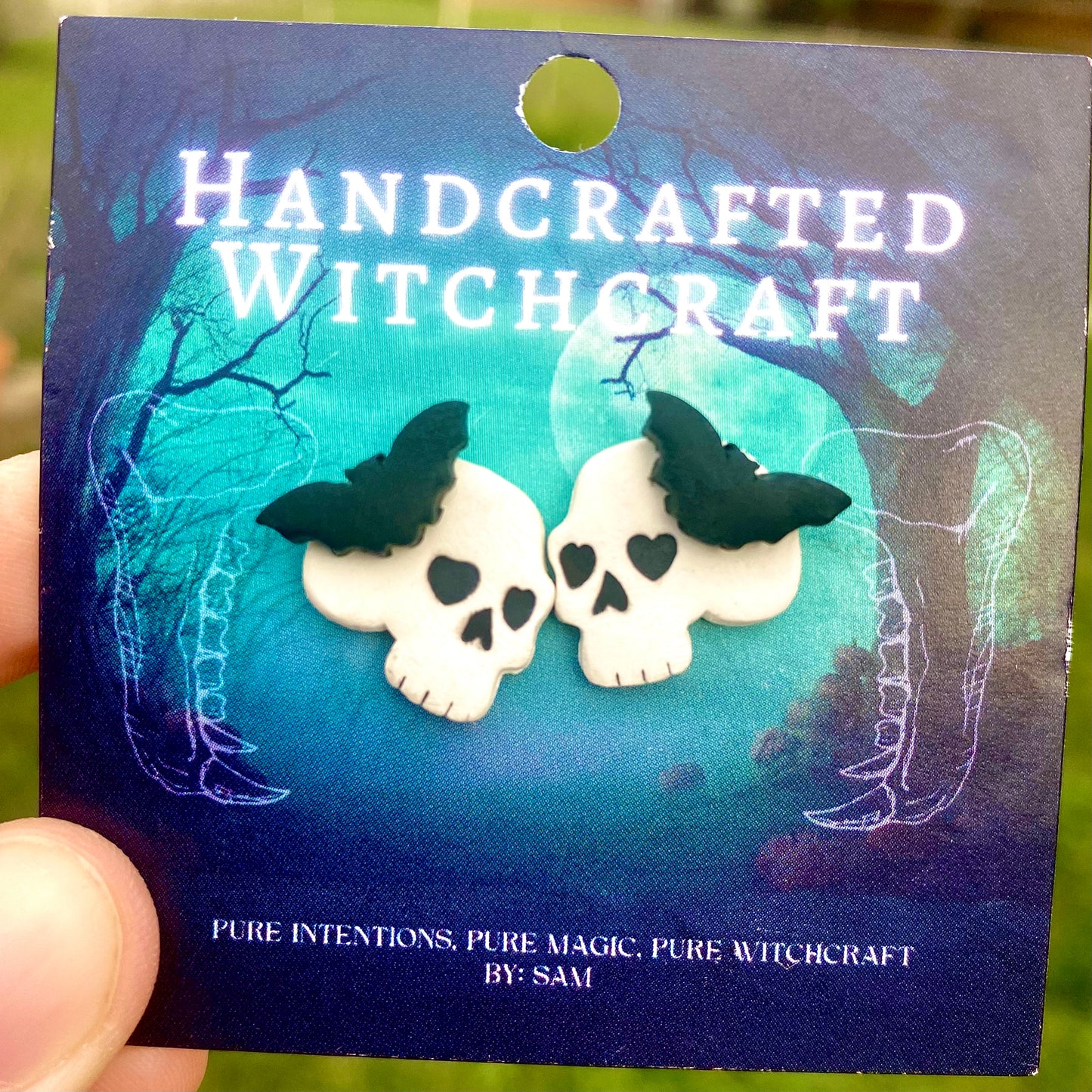 Nocturne Remains – Bat-Topped Skull Stud Earrings
